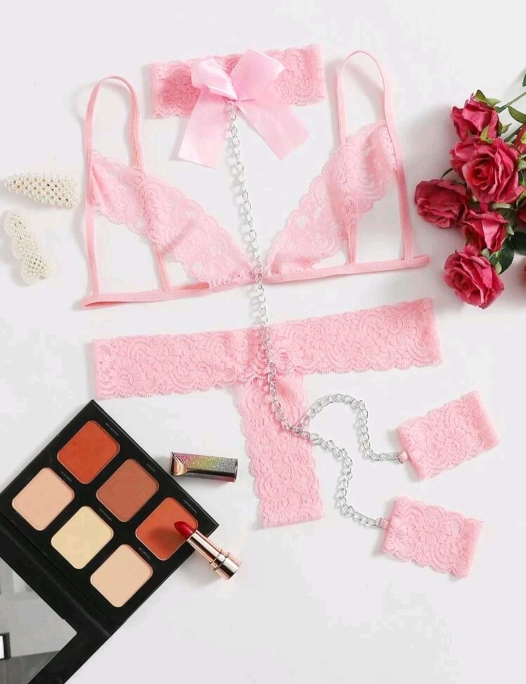 طقم ملابس داخلي دانتيل مزهر مع سلسال طقم ملابس داخلي دانتيل مزهر مع سلسال