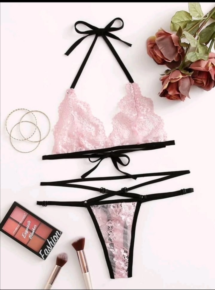 طقم لانجري مثير دانتيل مثلث بالتخريم والزهر طقم لانجري مثير دانتيل مثلث بالتخريم والزهر